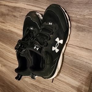 Boys UA size 4Y shoes